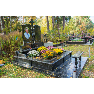 Пам`ятник з хрестом 