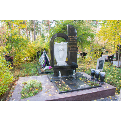 Пам'ятник з ангелом