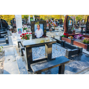 Пам`ятник з чорного граніту для чоловіка