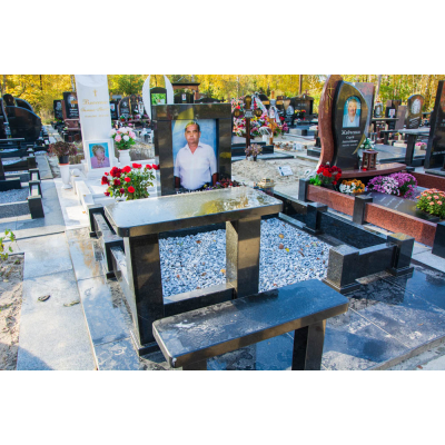 Пам`ятник з чорного граніту для чоловіка