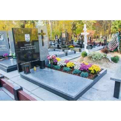 Памятник из серого и черного гранита