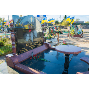Горизонтальний сімейний пам'ятник