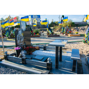 Гранитный памятник военнослужащему