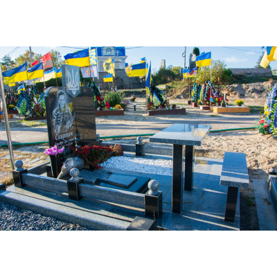 Гранитный памятник военнослужащему