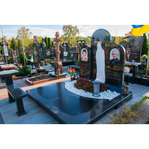 Гранітний пам'ятник з скорботною матір'ю