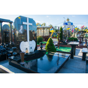 Гранитный памятник с мрамоными ангелами