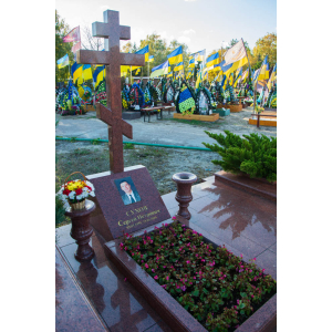  Пам'ятник у вигляді хреста з граніту