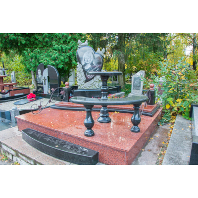 Гранітний пам'ятник у вигляді серця для жінки