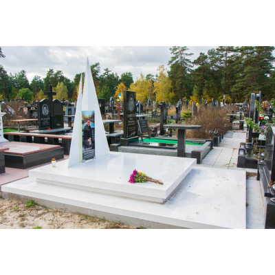 Елітний пам'ятник з мармуру чоловіку