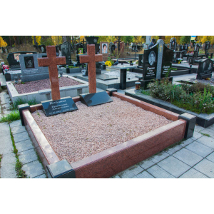 Подвійний гранітний пам'ятник з хрестом