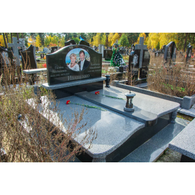 Горизонтальний пам'ятник з кольоровим овальним портретом