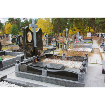 Гранітний пам'ятник з хрестом для двох