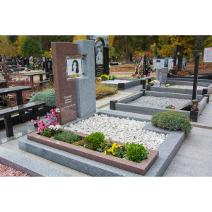 Пам'ятник з коричневого та сірого граніту