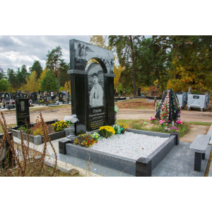 Памятник из черного гранита 