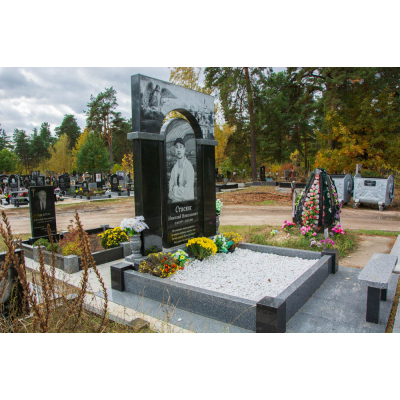 Памятник из черного гранита 