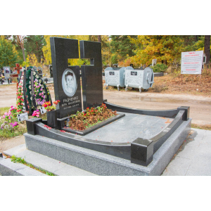  Пам'ятник у вигляді хреста з граніту