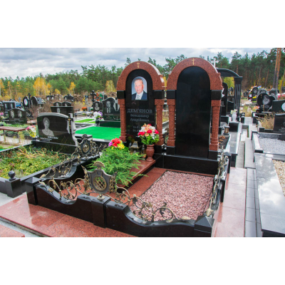 Подвійний пам'ятник з кованою огорожою