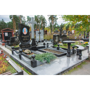 Памятник с крестом