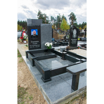 Гранітний пам'ятник з огорожею