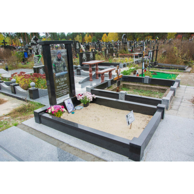 Пам'ятник військовому з граніту