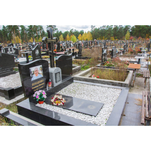 Памятник из черного гранита 