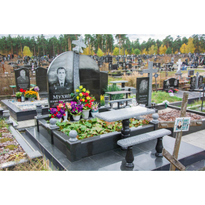 Гранітний пам'ятник пілоту