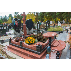 Подвійний гранітний пам'ятник у вигляді серця для двох