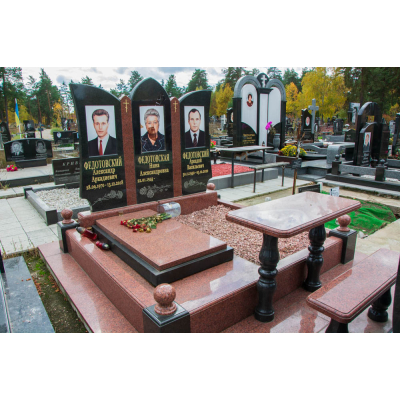 Семейный памятник на три места