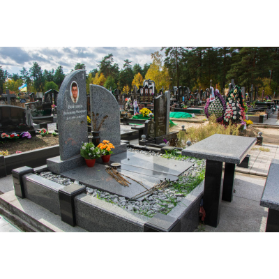 Памятник из серого гранита