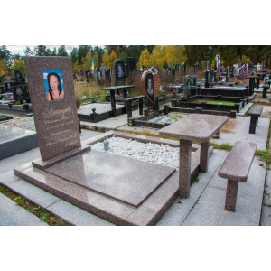 Памятник из коричневого гранита