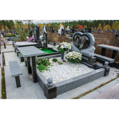 Памятник в виде сердца из гранита