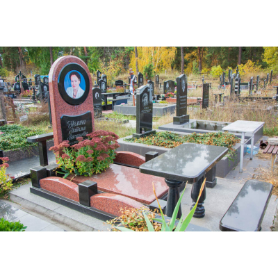 Памятник с оградой для женщины