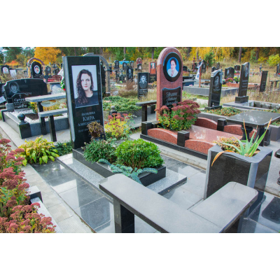 Пам`ятник з чорного граніту 