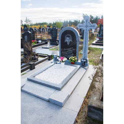 Гранитный памятник с крестом