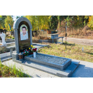 Гранитный памятник с колоннами и крышей