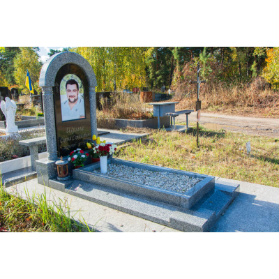Гранитный памятник с колоннами и крышей