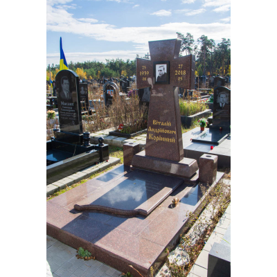 Памятник в виде креста из гранита