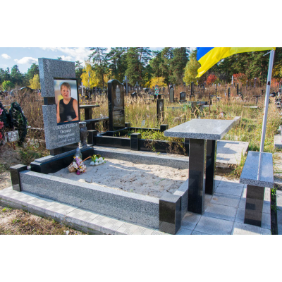 Пам'ятник з чорного та сірого граніту