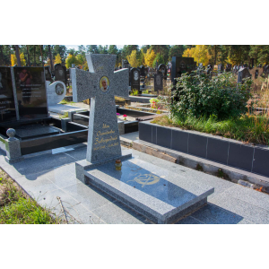Памятник в виде креста