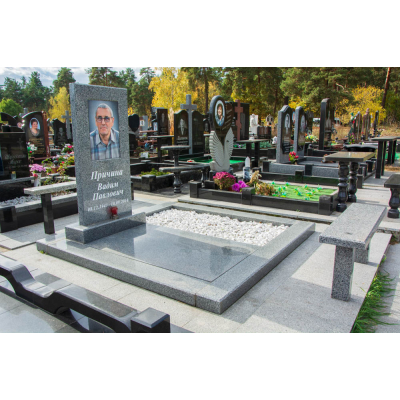 Пам'ятник з сірого граніту