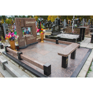 Пам'ятник з коричневого граніту