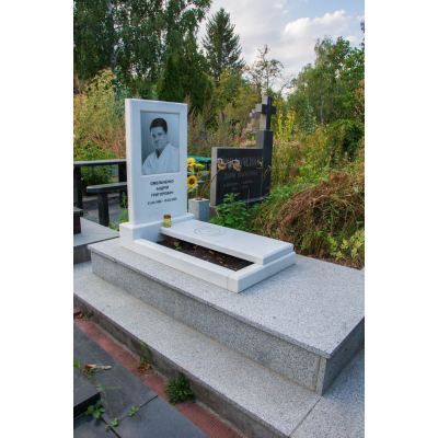 Невеликий пам'ятник з мармуру