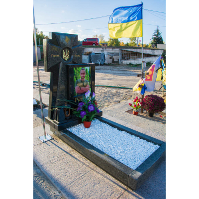 Пам'ятник військовому у вигляді хреста