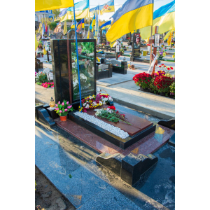 Пам'ятник військовому з кольоровим портретом