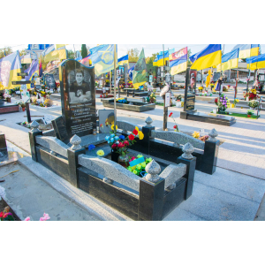 Памятник военному из серого и черного гранита
