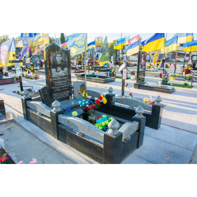Пам'ятник військовому з сірого та чорного граніту