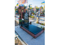 Пам'ятник військовому з червоного та чорного граніту 00370