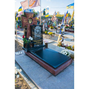 Пам'ятник військовому з червоного та чорного граніту