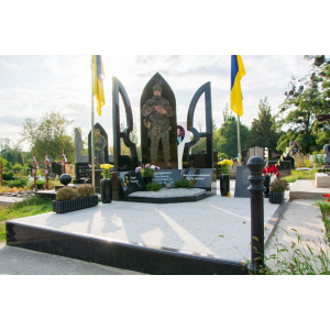 Гранитный памятник военному