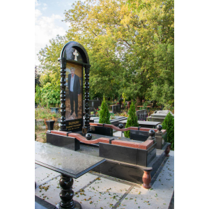 Елітний пам'ятник з колонами 
